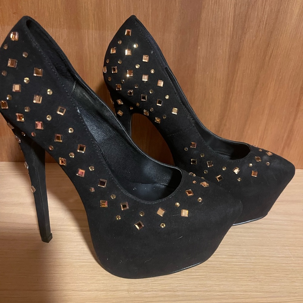 Black heels with gold jewels.